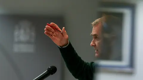 El director del Centro de Coordinaci&oacute;n de Alertas y Emergencias Sanitarias (CCAES), Fernando Sim&oacute;n, interviene durante una rueda de prensa convocada ante los medios de comunicaci&oacute;n en el Ministerio de Sanidad para informar sobre la evoluci&oacute;n del coronavir