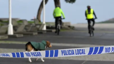 Dos personas pasan en bicicleta en Las Esclavas con una zona cortada a consecuencia de la borrasca Justine convertida en ciclog&eacute;nesis explosiva en A Coru&ntilde;a, Galicia (Espa&ntilde;a), a 31 de enero de 2021. Justine dej&oacute; ayer, 30 de enero rachas superiores a los 12
