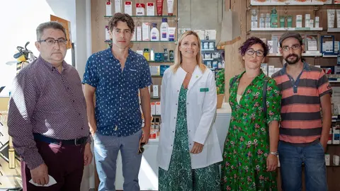 De izda a dcha: El presidente de Ascasam, Ignacio Allende; el actor Eduardo Noriega; la presidenta del Colegio de Farmac&eacute;uticos, Rita de la Plaza; y una trabajadora social y un paciente de Ascasam.