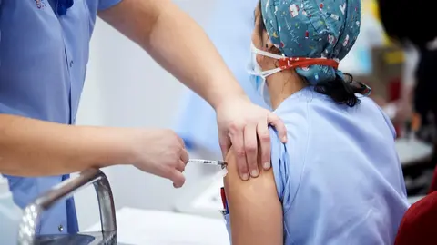 Vacunaci&oacute;n de personal sanitario en el Hospital Valdecilla.