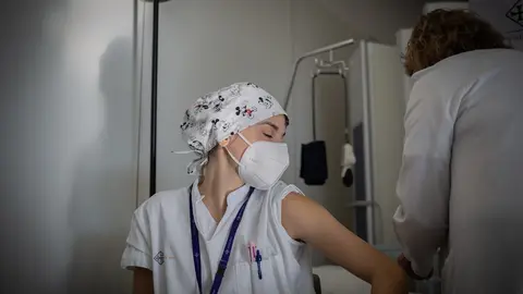 Archivo - Una enfermera vacuna a un profesional sanitario con la vacuna de Pfizer-BioNtech contra el COVID-19 en el Hospital de la Santa Creu i Sant Pau de Barcelona, Catalunya (Espa&ntilde;a), a 14 de enero de 2021.