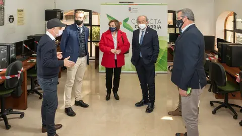 El consejero de Industria, Javier Lopez Marcano, y otras autoridades visitan el Centro Conecta Cantabria de Laredo