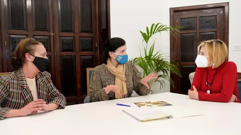 La alcaldesa de Santander, Gema Igual (centro), con la edil de Barrios, Carmen Ruiz (izda) y la presidenta de la Asociaci&oacute;n de Vecinos de Entrehuertas, Marga Villa