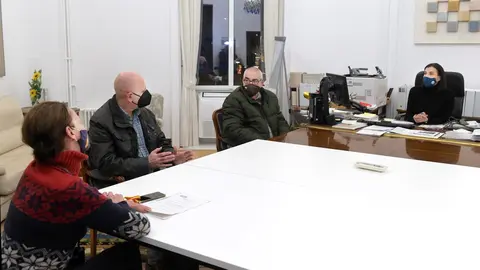 La alcaldesa de Santander, Gema Igual (derecha) y la conceajla de Barrios, Carmen Ruiz (izda) con representantes de la Asociaci&oacute;n de Vecinos de Monte