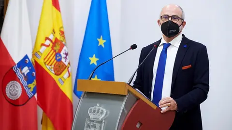 Archivo - El consejero de Sanidad de Cantabria, Miguel Rodr&iacute;guez