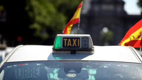 Archivo - Detalle de un piloto de galibo verde de un taxi en el Paseo de Recoletos 