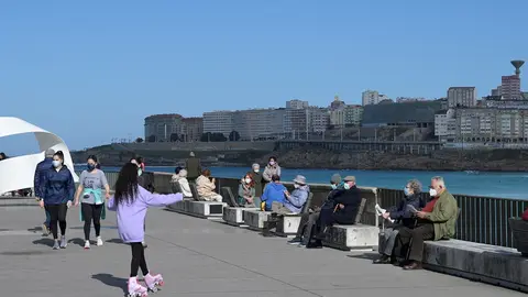 Varias personas disfrutan de un d&iacute;a de primavera anticipada con temperaturas de 20&ordm;C de m&aacute;xima y 11&ordm;C de m&iacute;nima en el Paseo Mar&iacute;timo de la playa del Orz&aacute;n en A Coru&ntilde;a, Galicia (Espa&ntilde;a), a 16 de febrero de 2021. Tras el paso de sucesivas borrascas que han 