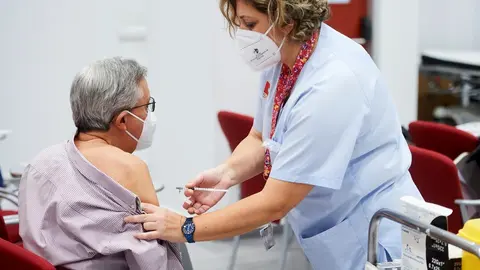 Una trabajadora sanitaria vacunando contra el Covid. Archivo