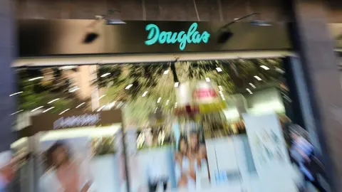 Archivo - Escaparate de la tienda  Douglas 