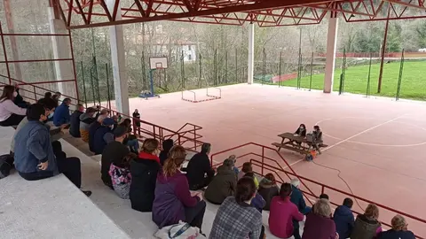 Vecinos de Miera en una de las charlas sobre el parque e&oacute;lico Garma Blanca
