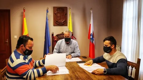 El alcalde de Hazas de Cesto, Jos&eacute; Mar&iacute;a Ruiz, y los concejales Alejandro Llano Mart&iacute;nez y Jos&eacute; Mar&iacute;a Fern&aacute;ndez, durante una reuni&oacute;n sobre las 'Ayudas COVID-19'