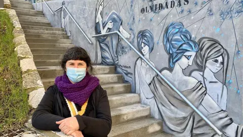 La artista Mar Pajar&oacute;n con el mural en el Cabildo