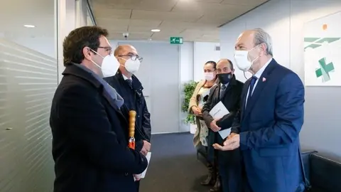 A la derecha el consejero de Industria, Javier L&oacute;pez Marcano, saluda a los representantes de Hidrocaleras. A su lado el consejero delegado de Sodercan, Rafael P&eacute;rez Tezanos, y la secretaria general de la Consejer&iacute;a, M&oacute;nica Berrazueta.