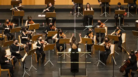 Archivo - Orquesta Sinf&oacute;nica del Cant&aacute;brica (OSCAN), bajo la direci&oacute;n de Paula Sumillera