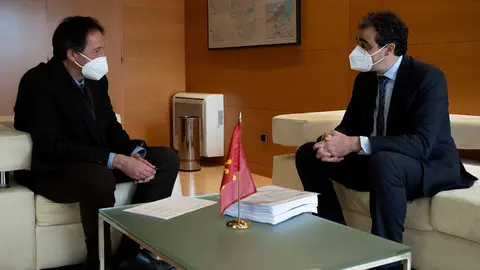 El consejero de Obras P&uacute;blicas, Ordenaci&oacute;n del Territorio y Urbanismo , Jos&eacute; Luis Gochicoa, se re&uacute;ne con el alcalde de Alfoz de Lloredo, Enrique Bretones.