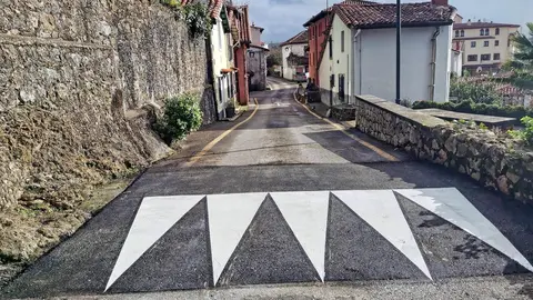 Comillas instala reductores de velocidad en en el centro urbano