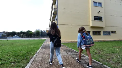 Archivo - Varios alumnos acuden al colegio. Archivo