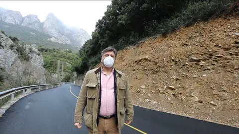 El portavoz parlamentario de Vox, Cristobal Palacio, en el desfiladero de la Hermida