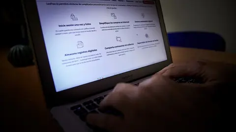 Una persona navega en Internet con un ordenador. Archivo