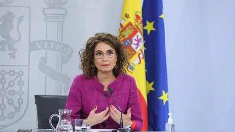 La portavoz del Gobierno y ministra de Hacienda, Mar&iacute;a Jes&uacute;s Montero comparece en rueda de prensa posterior al Consejo de Ministros celebrado en Moncloa, en Madrid (Espa&ntilde;a), a 16 de febrero de 2021.