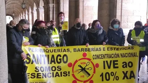 Archivo - Protesta del sector de las peluquer&iacute;as para reclamar una rebaja del IVA