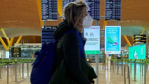 Una mujer camina por la terminal T4 del Aeropuerto Adolfo Su&aacute;rez Madrid-Barajas