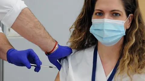 Una doctora recibiendo la vacuna de Covid-19 (Archivo)