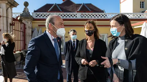 El Consejero De Industria, Javier L&oacute;pez Marcano, Junto A La Alcaldesa De Santander, Gema Igual (Derecha), Y La Presidenta De ADMEC, Eva Fern&aacute;ndez Cobo