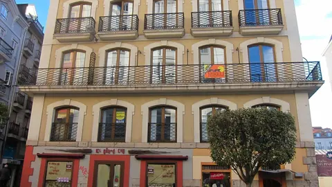 Archivo - Pisos que se venden o alquilan