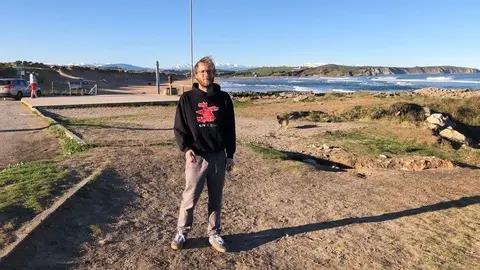 Pablo Lobo, de IU, en la playa de Liencres