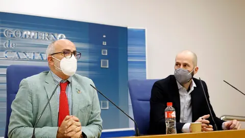 El consejero de Sanidad, Miguel Rodr&iacute;guez, y el director general de Salud P&uacute;blica, Reinhard Wallmann, informan sobre la evoluci&oacute;n epidemiol&oacute;gica en Cantabria.