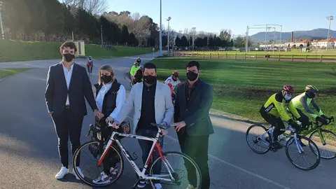 Los concejales en el vel&oacute;dromo &Oacute;scar Freire