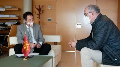 12:00 horas. Despacho del consejero de Obras P&uacute;blicas, Ordenaci&oacute;n del Territorio y Urbanismo
El consejero de Obras P&uacute;blicas, Ordenaci&oacute;n del Territorio y Urbanismo, Jos&eacute; Luis Gochicoa, se re&uacute;ne con el alcalde de Arredondo, Leoncio Carrascal.
(C) GONZALO ROGINA