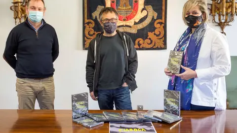 La alcaldesa de Camargo, Esther Bolado, y el concejal de Deportes, Gonzalo Rode&ntilde;o, se re&uacute;nen con el cineasta I&ntilde;aki Pinedo