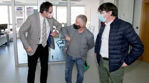 El consejero de Obras P&uacute;blicas, Ordenaci&oacute;n del Territorio y Urbanismo, Jos&eacute; Luis Gochicoa, acompa&ntilde;ado por el alcalde de Villaescusa, Constantino Fern&aacute;ndez.