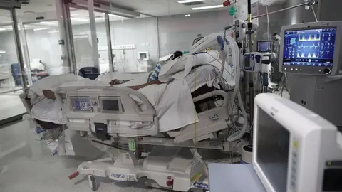 Archivo - Un enfermo en una cama de la UCI del Hospital de Emergencias Isabel Zendal, Madrid (Espa&ntilde;a), a 20 de enero de 2021.