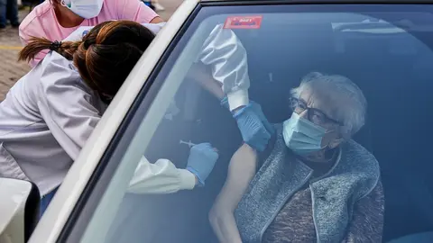 Un centenaria es vacunada en su coche en las inmediaciones del Hospital Santiago Ap&oacute;stol, en Vitoria-Gasteiz, &Aacute;lava, Euskadi (Espa&ntilde;a), a 24 de febrero de 2021.