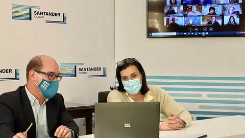 La alcaldesa de Santander, Gema Igual, y el concejal de Familia e Igualdad, &Aacute;lvaro Lav&iacute;n, en la reuni&oacute;n del Consejo de Igualdad