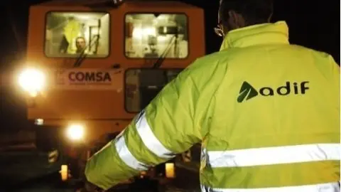 Archivo - Adif realiza trabajos de mantenimiento nocturno en la l&iacute;nea de cercan&iacute;as C-5