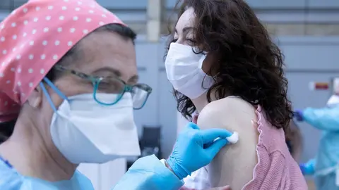 Personal sanitario durante la administraci&oacute;n de la primera dosis de la vacuna AstraZeneca contra la Covid-19 al personal de servicio de ayuda a domicilio en las instalaciones deportiva del pabell&oacute;n Sadus de la Universidad de Sevilla. En Sevilla (Andaluc&iacute;a