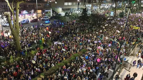 Archivo - Miles de personas colapsan Santander en la manifestaci&oacute;n del 8M, imagen a su paso por la calle San Fernando