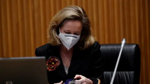 La vicepresidenta de Asuntos Econ&oacute;micos, Nadia Calvi&ntilde;o, en una comisi&oacute;n del Congreso