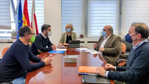 La consejera de Educaci&oacute;n, Marina Lomb&oacute;, se re&uacute;ne con el alcalde de Ribamont&aacute;n al Monte, Joaqu&iacute;n Arco