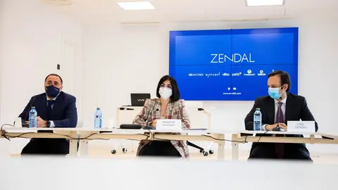 La ministra de Sanidad, Carolina Darias (centro), junto al conselleiro de Sanidade, Julio Garc&iacute;a Comesa&ntilde;a (i), y el CEO del grupo Zendal, Andr&eacute;s Fern&aacute;ndez (d), comparecen con motivo de la visita de Darias a la planta de Biofabri en O Porri&ntilde;o.
