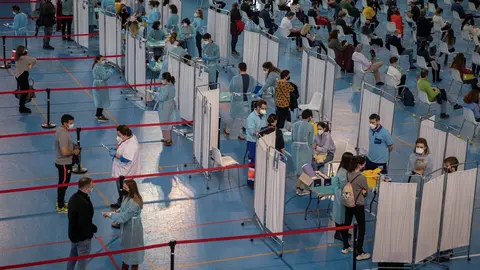 Profesionales de Educaci&oacute;n reciben la primera dosis de la vacuna AstraZeneca en las instalaciones del SADUS en Los Bermejales. En Sevilla, (Andaluc&iacute;a, Espa&ntilde;a), a 25 de febrero de 2021.