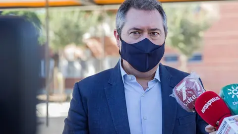 Archivo - El alcalde de Sevilla, Juan Espadas, atiende a los medios de comunicaci&oacute;n.