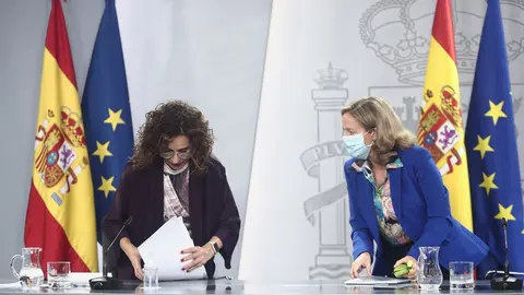 Archivo - (I-D) La ministra Portavoz y de Hacienda, Mar&iacute;a Jes&uacute;s Montero, y la vicepresidenta y ministra de Asuntos Econ&oacute;micos y Digitalizaci&oacute;n, Nadia Calvi&ntilde;o, comparecen en rueda de prensa posterior a un Consejo de Ministros
