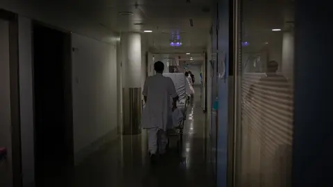 Archivo - Profesional sanitario traslada una cama m&oacute;vil en la UCI del Hospital de la Santa Creu i Sant Pau, integrado en la Red Hospitalaria de Utilizaci&oacute;n P&uacute;blica de Catalunya, en Barcelona, Catalunya (Espa&ntilde;a), a 6 de noviembre de 2020