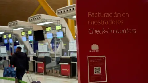 Interior de la terminal T4 del Aeropuerto Adolfo Su&aacute;rez Madrid-Barajas el mismo d&iacute;a en que se restringen los vuelos procedentes de Brasil y Sud&aacute;frica, en Madrid, (Espa&ntilde;a), a 3 de febrero de 2021. Esta restricci&oacute;n, impuesta por el Gobierno de Espa&ntilde;a desde 