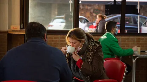 Clientes dentro de un bar